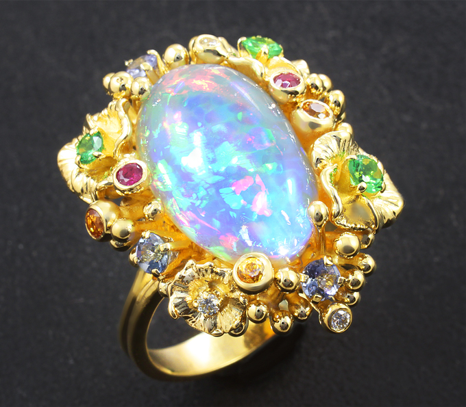 Золото Кольцо с кристаллическим эфиопским опалом, цаворитами, танзанитами, желтыми сапфирами, рубинами и бриллиантами
