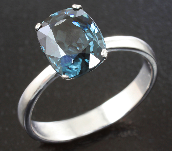 Золото Кольцо cо шпинелью редкого цвета