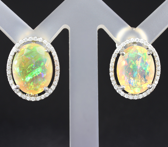 Золото Серьги с ограненными эфиопскими опалами и бесцветными сапфирами