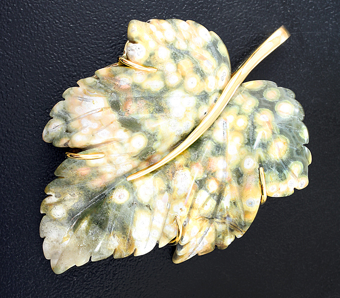 Золото Брошь/кулон с резной океанической яшмой