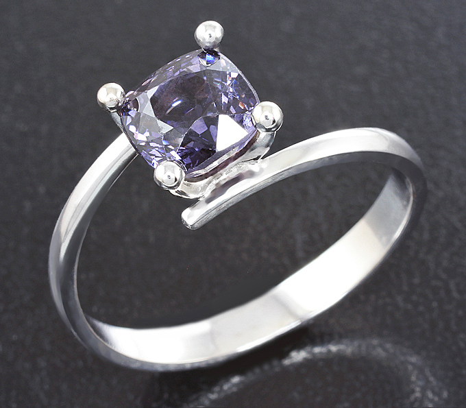 Золото Кольцо с сиреневой шпинелью