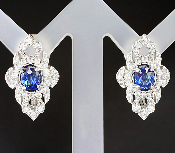 Золото Cерьги с синими сапфирами и бесцветными цирконами