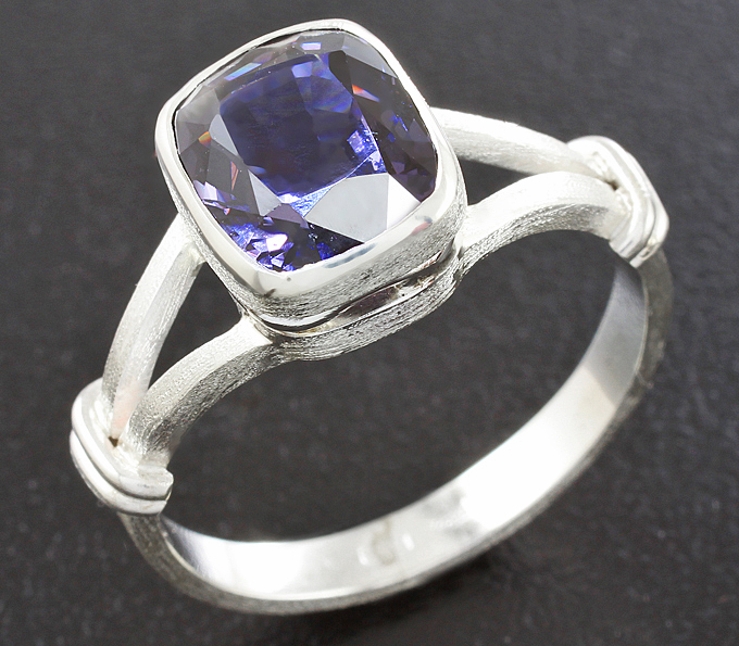 Серебро 925 Кольцо c крупной фиолетовой шпинелью
