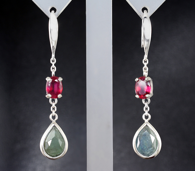 Золото Cерьги с уральскими александритами и рубинами