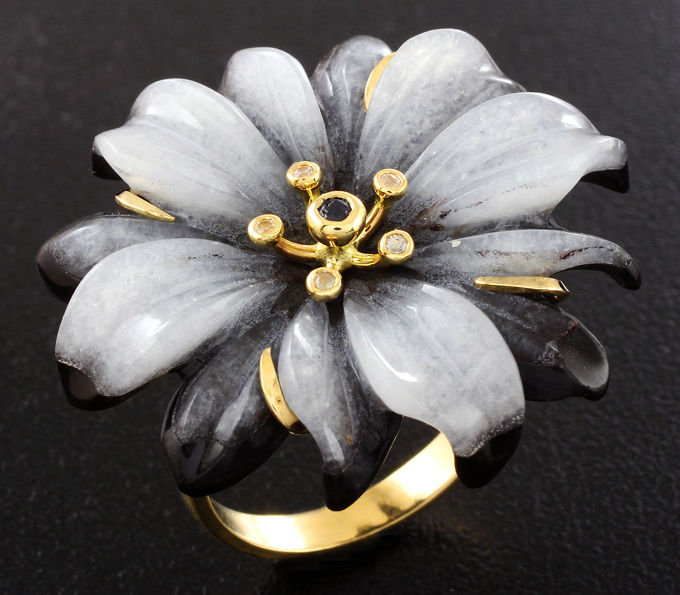 Золото Кольцо с резным агатом, синими и бесцветными сапфирами