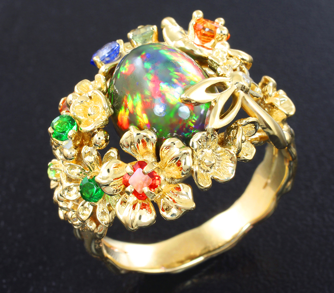 Золото Кольцо c кристаллическим черным опалом, разноцветными сапфирами и бриллиантами