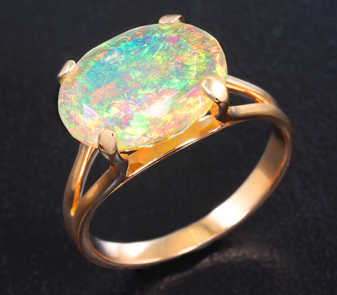 Золото Кольцо с крупным ограненным эфиопским опалом