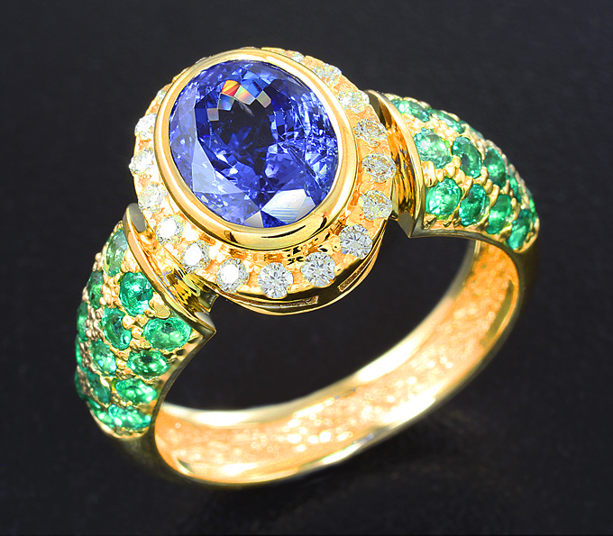 Золото Кольцо с танзанитом 3,18 карата, изумрудами и бриллиантами