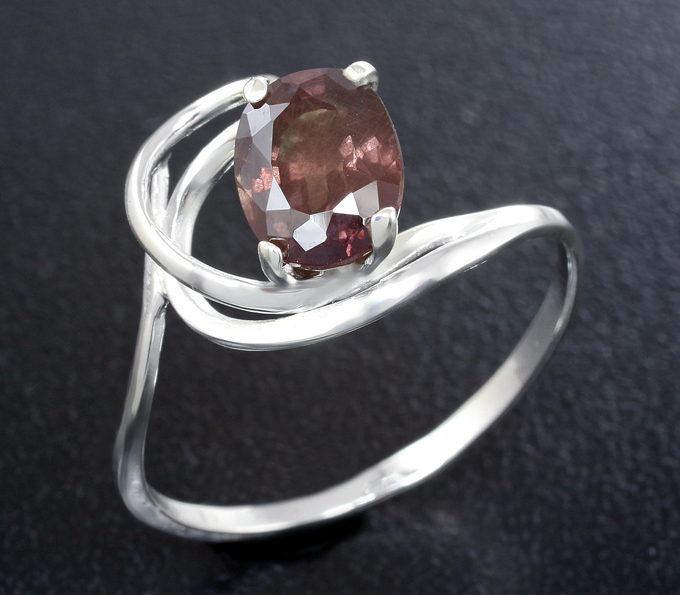 Серебро 925 Кольцо c гранатом 1,9 карата