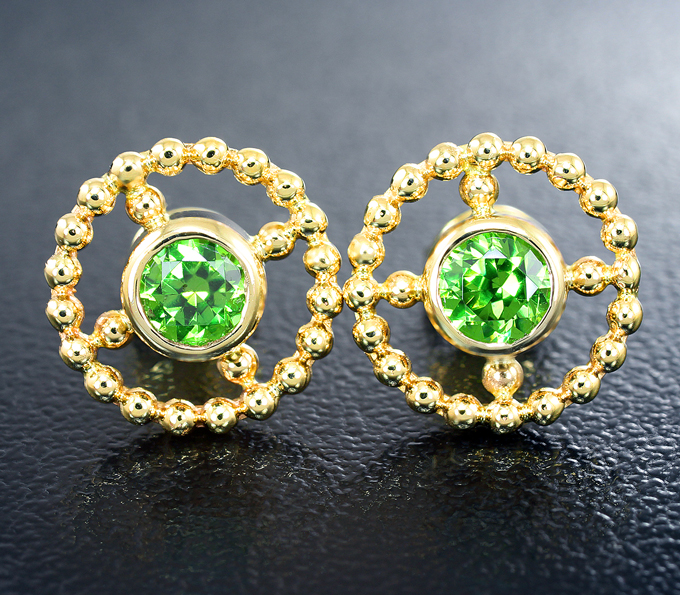 Золото Пусеты с уральскими демантоидами гранатами высокой дисперсии 0,62 карата