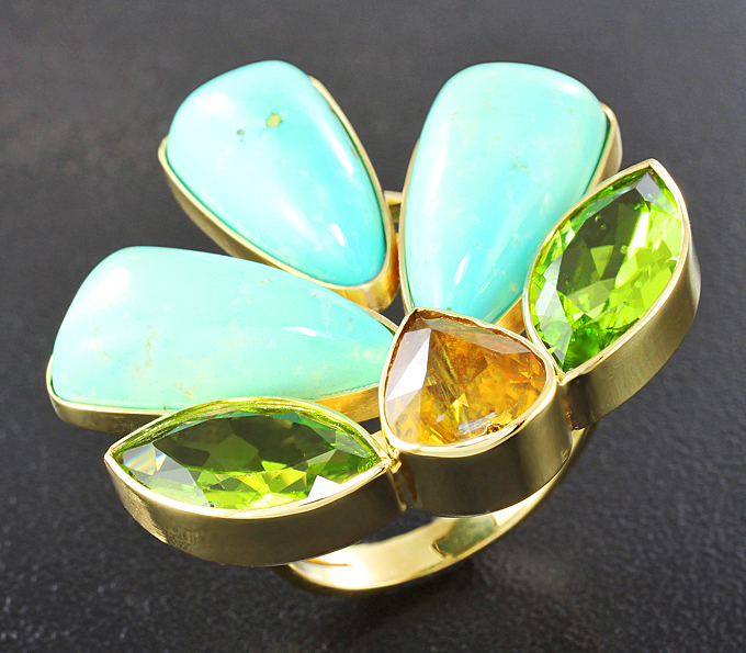 Золото Кольцо с кабошонами армянской бирюзы, золотистым сфеном и перидотами