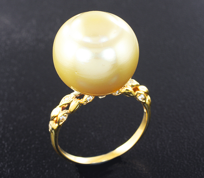 Золото Кольцо с желтой морской жемчужиной и лейкосапфирами