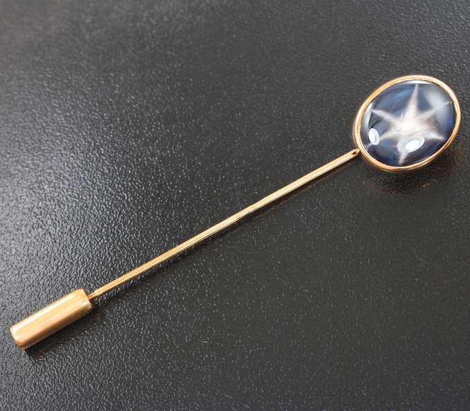 Золото Брошь cо звездчатым сапфиром