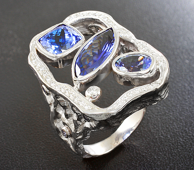 Золото Кольцо c танзанитами 3,1 карата и бриллиантами