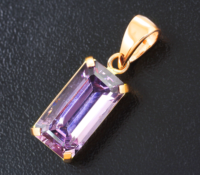 Золото Кулон с крупной сиреневой шпинелью 6,59 карата