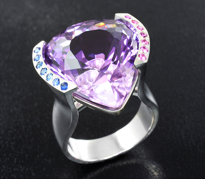 Серебро 925 Кольцо c чистейшим аметистом топовой огранки 23,04 карата, розовыми и голубыми сапфирами