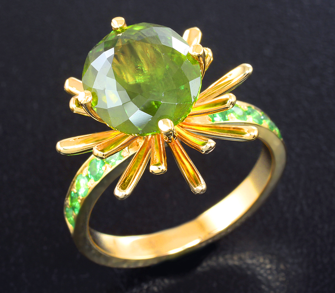 Золото Кольцо со сфеном 4,89 карата и цаворитами гранатами