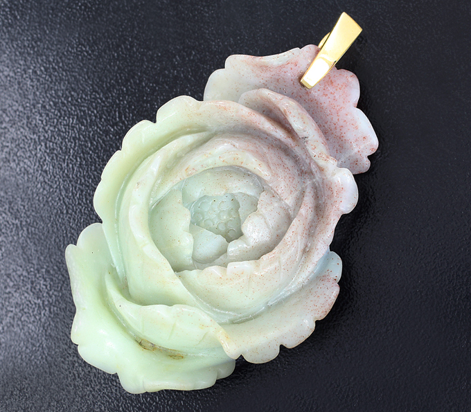 Золото Миниатюра-подвеска «Пион» из цельного амазонита с петлей из желтого золота