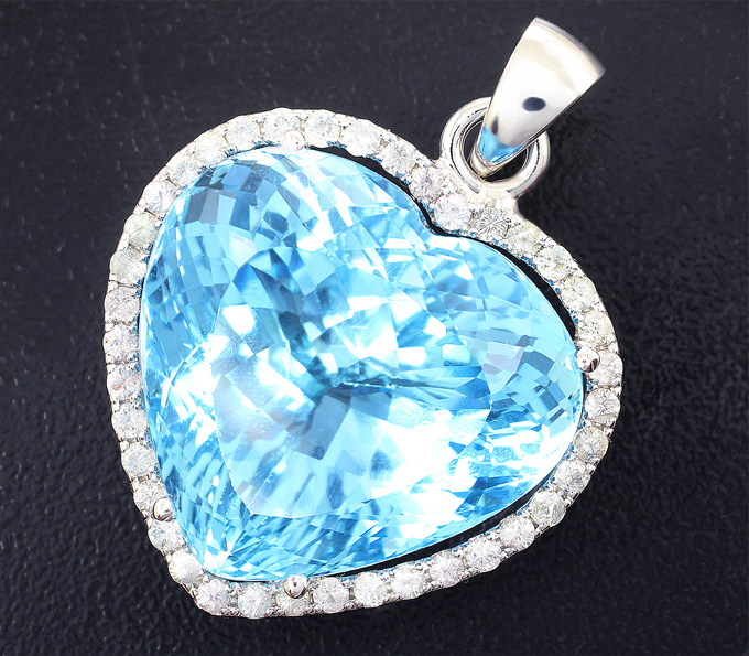 Золото Кулон с чистейшим крупным голубым топазом 39,22 карата и лейкосапфирами
