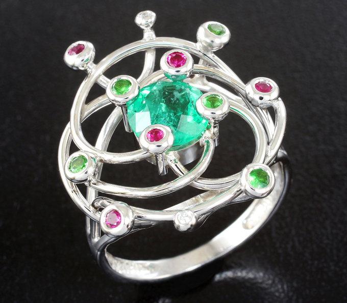 Золото Кольцо с изумрудом 1,42 карата, рубинами, цаворитами гранатами и бриллиантами