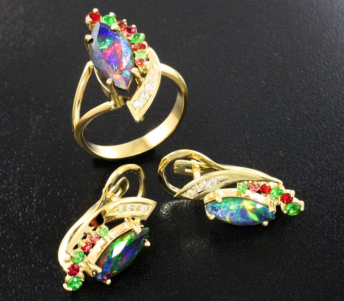 Золото Комплект с ограненными черными опалами, цаворитами гранатами, красными и бесцветными сапфирами