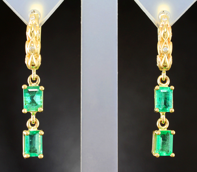 Золото Серьги с уральскими изумрудами 1,91 карата и бесцветными цирконами