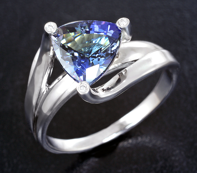 Золото Кольцо с танзанитом 2,28 карата и бриллиантами