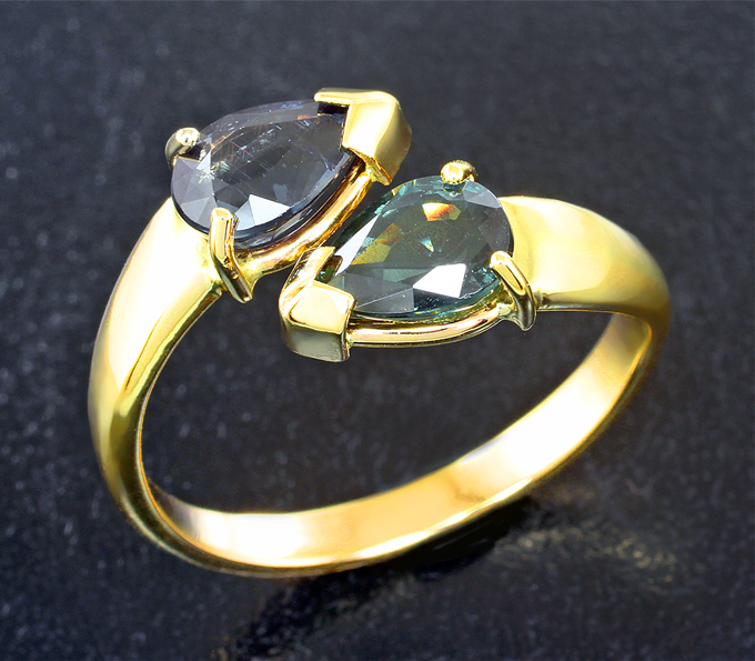 Золото Кольцо c гранатами со сменой цвета 2,42 карата