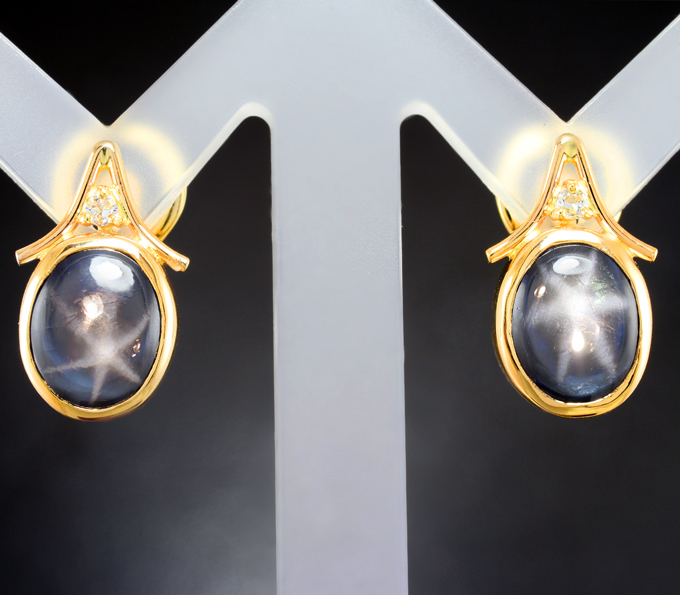 Золото Серьги со звездчатыми и бесцветными сапфирами