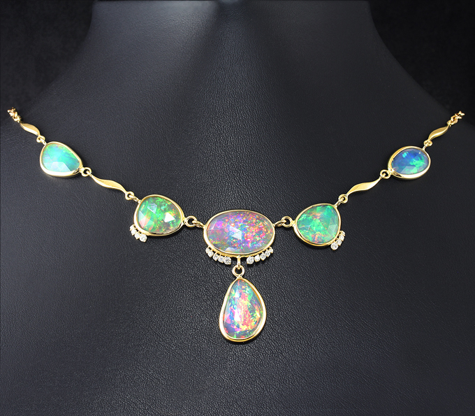 Золото Колье с кристаллическими эфиопскими опалами авторской огранки 14,16 карат и бриллиантами