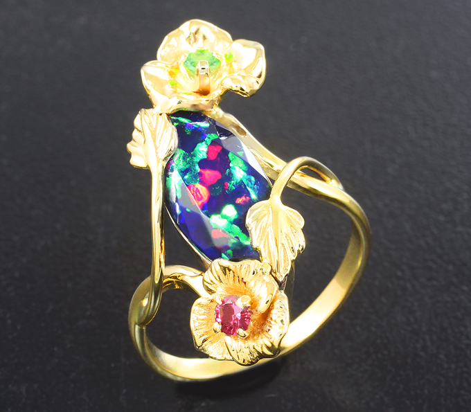 Золото Кольцо c ограненным черным опалом 2,35 карата, цаворитом гранатом и красным сапфиром