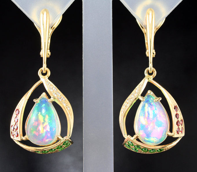 Золото Серьги с эфиопскими опалами 4,64 карата, сапфирами, цаворитами гранатами и бриллиантами