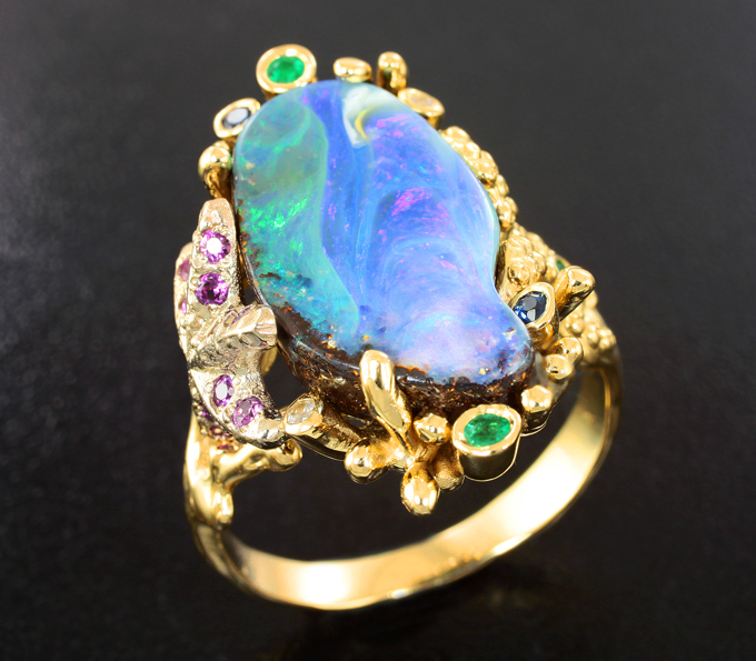 Золото Кольцо с австралийским болдер опалом 13,48 карата, изумрудами, розовыми, синими и бесцветными сапфирами