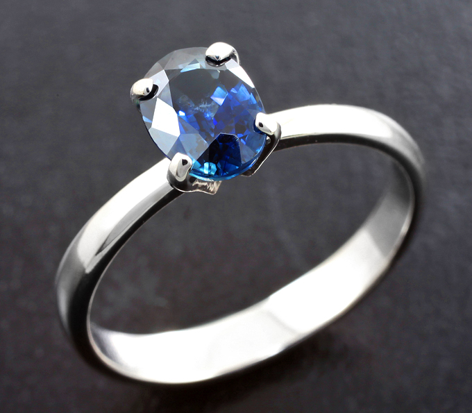 Золото Кольцо с синим сапфиром высокой чистоты 0,95 карата