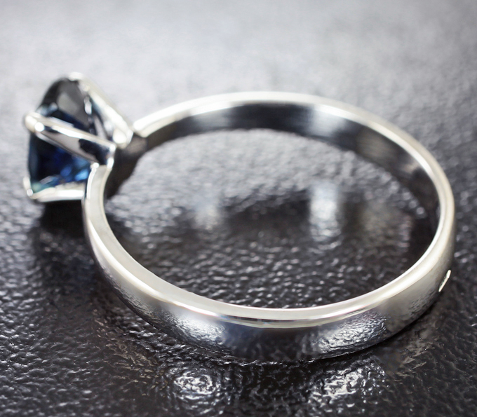 Кольцо с синим сапфиром высокой чистоты 0,95 карата