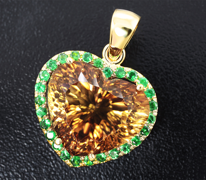 Золото Кулон с империал топазом лазерной огранки и цаворитами
