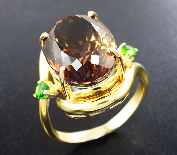 Золото Кольцо с чистейшим империал топазом 16,76 карата и диопсидами