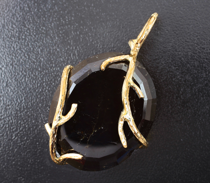 Золото Кулон с черным турмалином - шерлом 44,19 карата