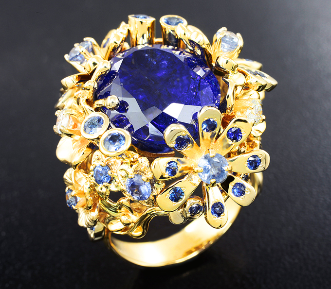 Золото Кольцо с танзанитом 15,56 карата, сапфирами и бриллиантами