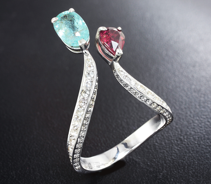 Золото Кольцо с медьсодержащим голубым параиба турмалином, рубином и лейкосапфирами