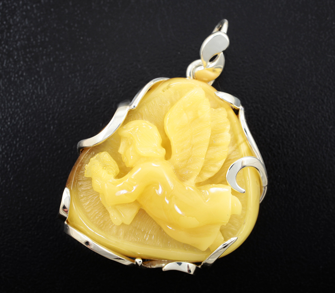 Серебро 925 Кулон с резным янтарем 34,2 карата