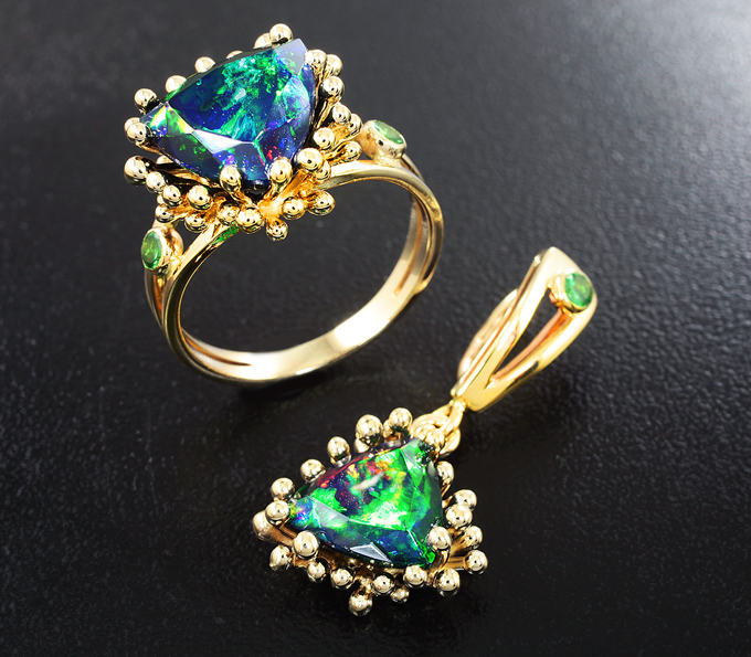 Золото Комплект с ограненными черными опалами и цаворитами гранатами