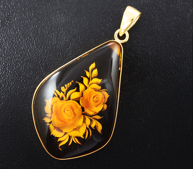 Золото Кулон с резным янтарем 19,7 карата