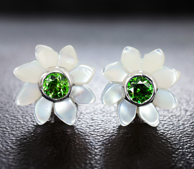 Золото Пусеты с уральскими демантоидами 0,36 карата и перламутром