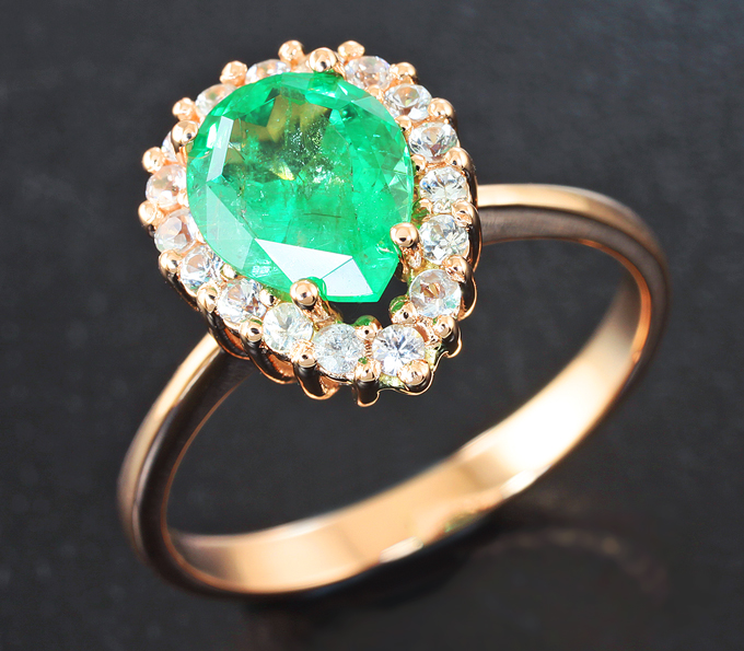 Золото Кольцо с уральским изумрудом 1,27 карата и лейкосапфирами