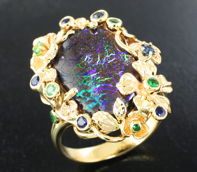 Золото Кольцо с австралийским болдер опалом 8,79 карата, цаворитами гранатами и синими сапфирами