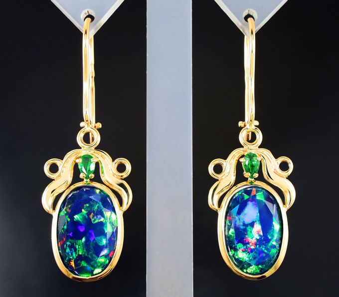 Золото Серьги с ограненными черными опалами 8,6 карата и цаворитами гранатами