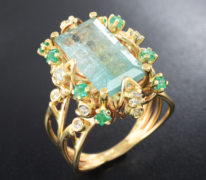 Золото Кольцо c редким голубым турмалином 7,16 карата, изумрудами и лейкосапфирами