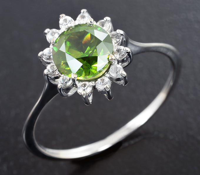 Золото Кольцо с уральским демантоидом высокой дисперсии 1,52 карата и лейкосапфирами