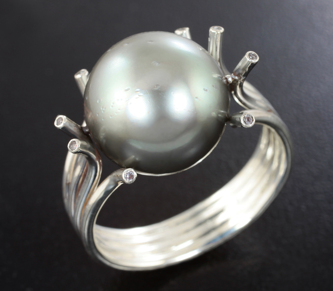Серебро 925 Кольцо c крупной морской жемчужиной 19,03 карата и бесцветными топазами